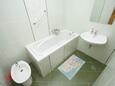 Starigrad, Bathroom in the studio-apartment, WiFi.