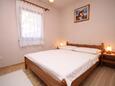 Slaapkamer 1 Starigrad, Slaapkamer 1 in the apartment, (pet friendly) en WiFi.