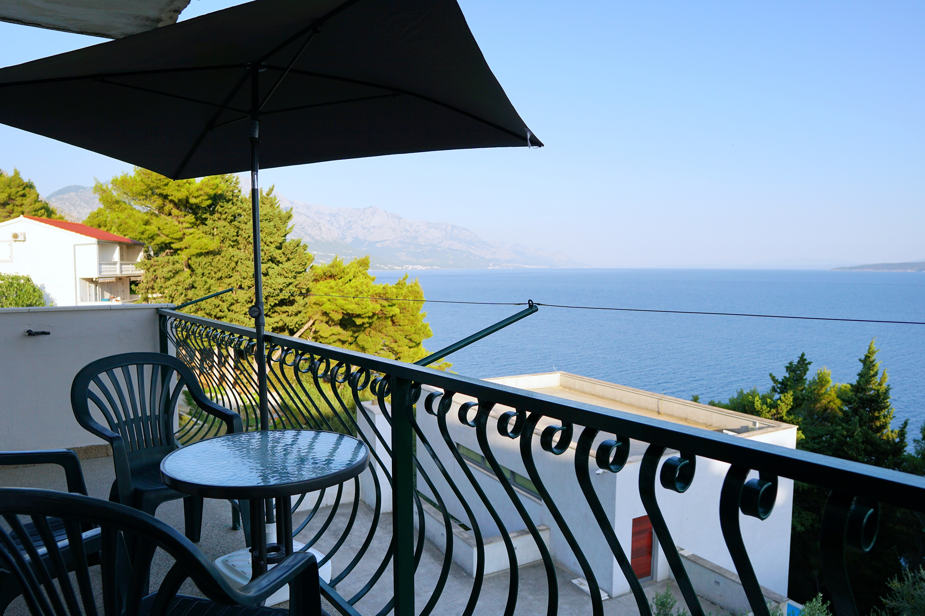 Dvosobni apartman s terasom i pogledom na more Marušići, Omiš  A-a