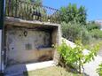 Marušići, Omiš, Courtyard 657 - Apartments with pebble beach.