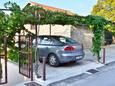 Parking lot Pisak, Omiš, Parking lot 658 - Apartments near sea with pebble beach.
