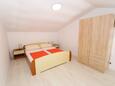 Bedroom 1 Jakišnica, Bedroom 1 in the apartment, air condition available, (pet friendly) and WiFi.