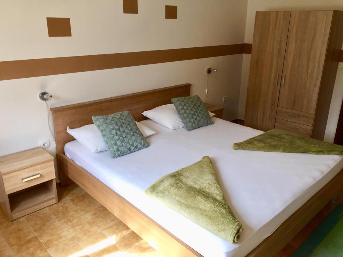One bedroom apartment near beach Starigrad, Paklenica  A-d