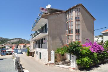 Seget Vranjica, Trogir, Hébergement 6597 - Appartement à proximité de la mer avec une plage de galets.