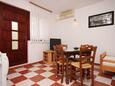 Starigrad, Comedor in the apartment, air condition available y WiFi.