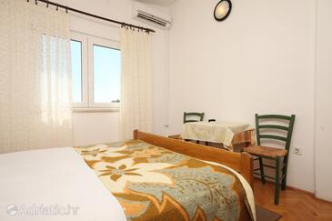 Starigrad, Eetkamer in the studio-apartment, (pet friendly) en WiFi.