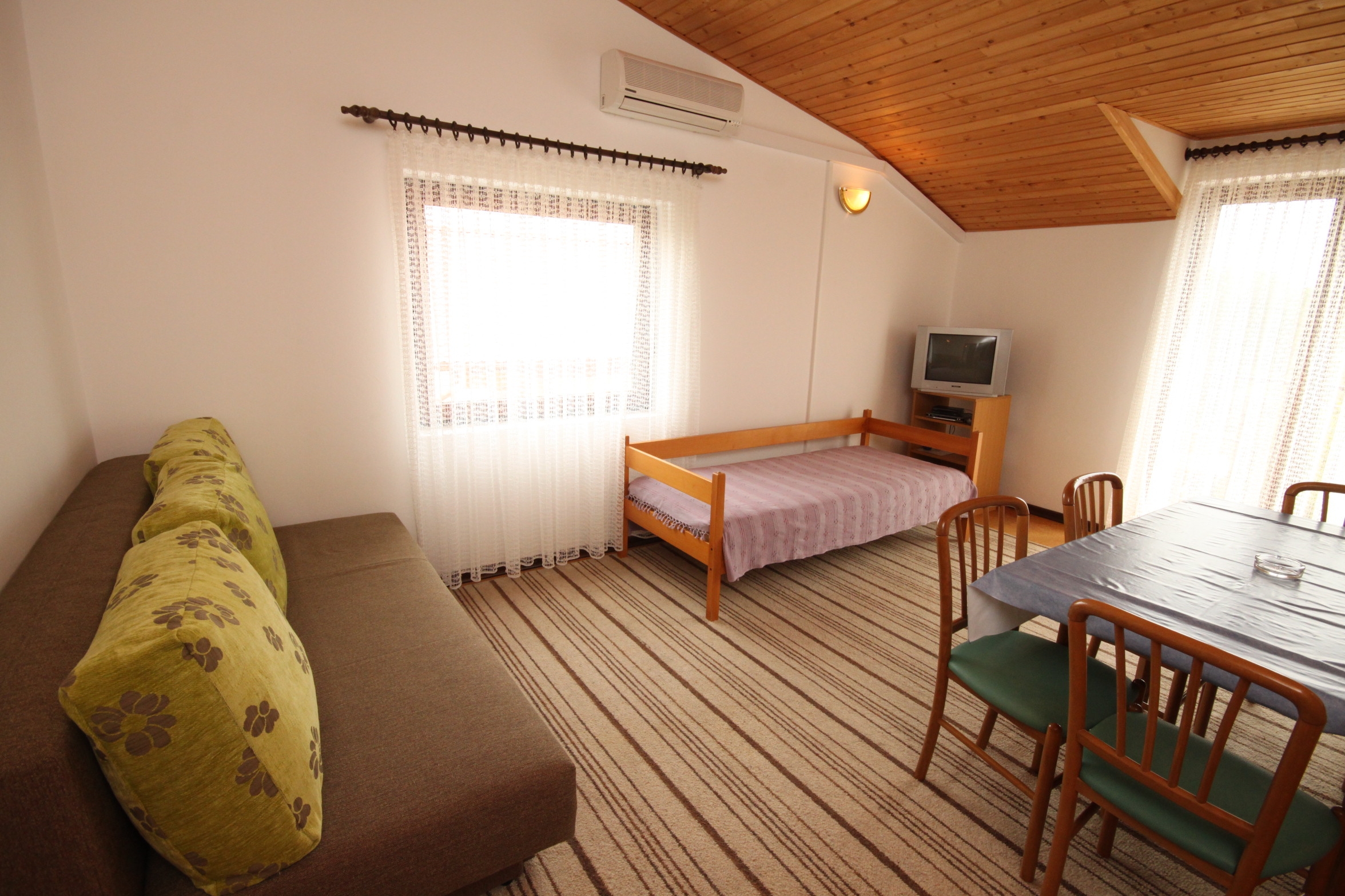 One bedroom apartment with balcony and sea view Starigrad, Paklenica (A-6627-b)