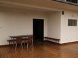 Starigrad, Společná terasa v ubytování typu room, domácí mazlíčci povoleni a WiFi.