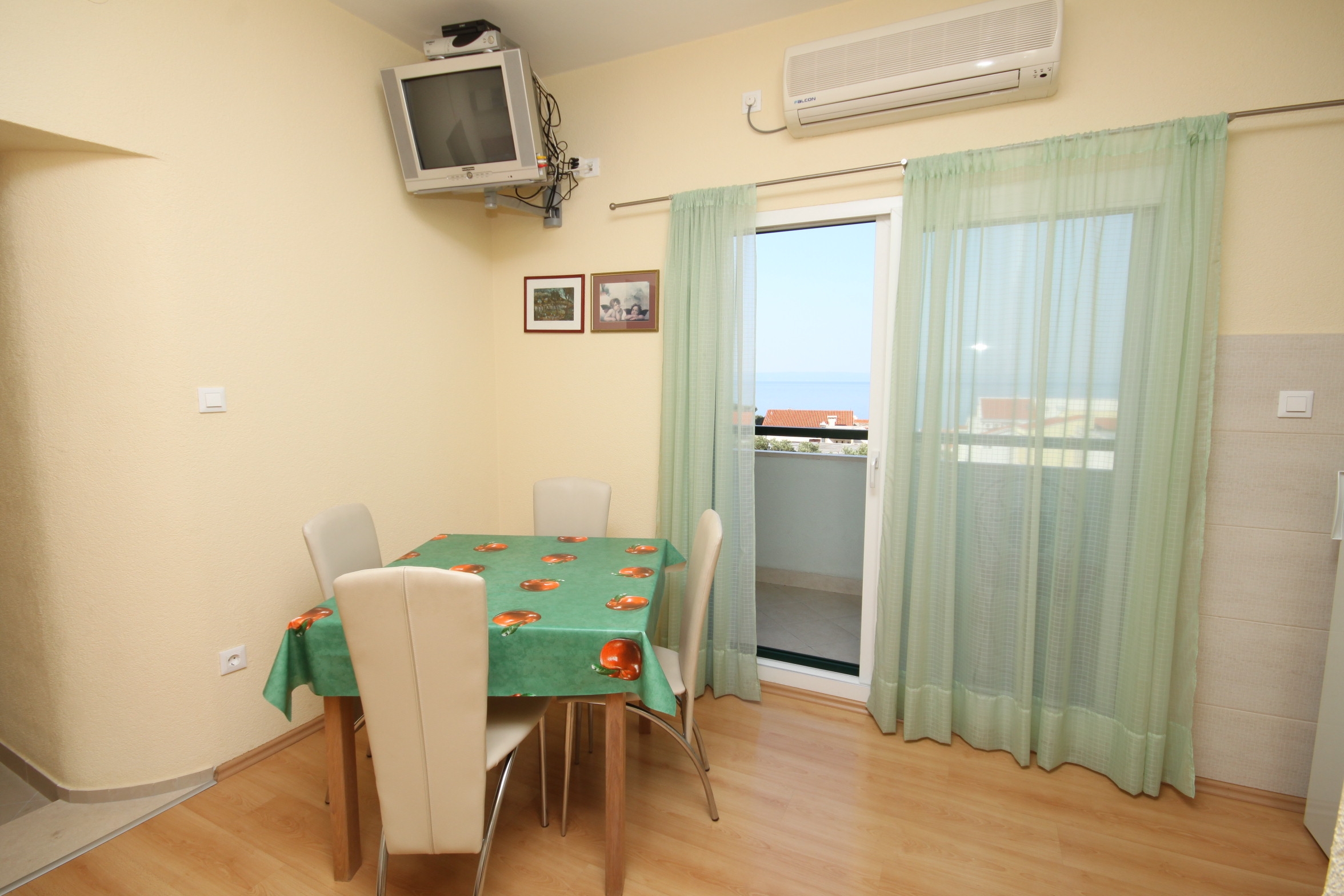 One bedroom apartment with balcony and sea view Makarska (A-6632-b)