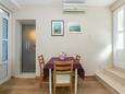 Drašnice, Comedor in the apartment, air condition available y WiFi.