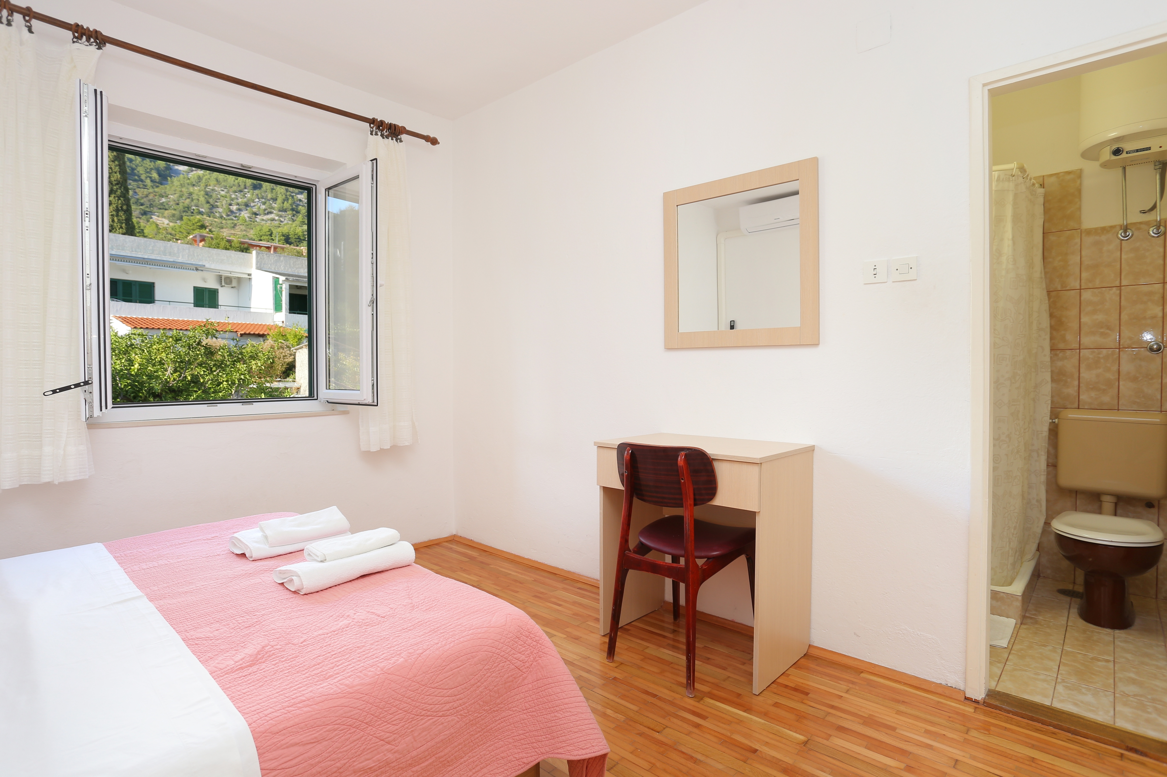 Three bedroom apartment near beach Igrane, Makarska  A-d
