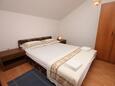 Drvenik Donja vala, Bedroom 2 in the apartment, (pet friendly) and WiFi.