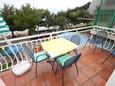 Drvenik Donja vala, Terasa 1 u smještaju tipa apartment, s pogledom na more, kućni ljubimci dozvoljeni i WiFi.