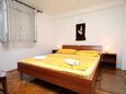 Drvenik Donja vala, Bedroom in the apartment, (pet friendly) and WiFi.