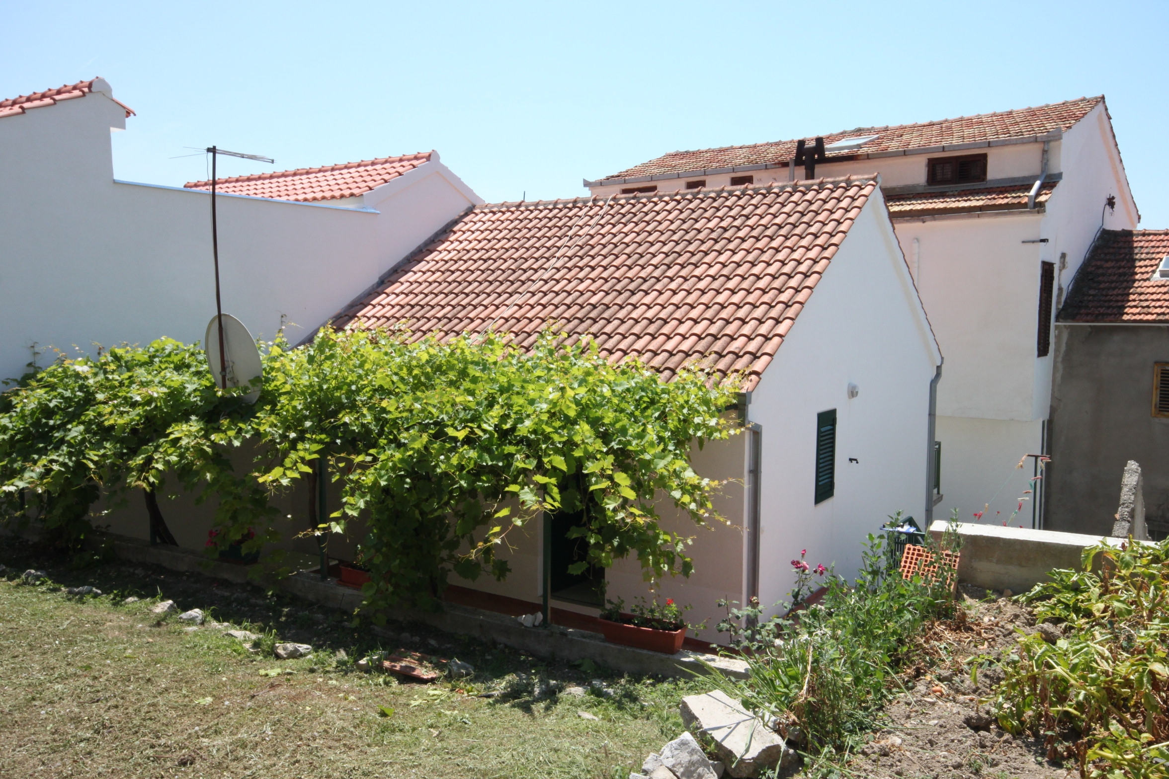 One bedroom apartment near beach Zaostrog, Makarska (A-6659-a)