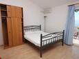 Ložnice Gradac, Ložnice v ubytování typu studio-apartment, s klimatizací, domácí mazlíčci povoleni a WiFi.