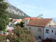 Gradac, Balkón 1 - výhľad v ubytovacej jednotke apartment, domáci miláčikovia povolení a WiFi.