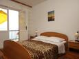 Ložnice 1 Podgora, Ložnice 1 v ubytování typu apartment, s klimatizací, domácí mazlíčci povoleni a WiFi.