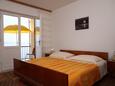 Ložnice 2 Podgora, Ložnice 2 v ubytování typu apartment, s klimatizací, domácí mazlíčci povoleni a WiFi.