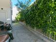 Podaca, Makarska, Parking lot 6677 - Apartments near sea with pebble beach.