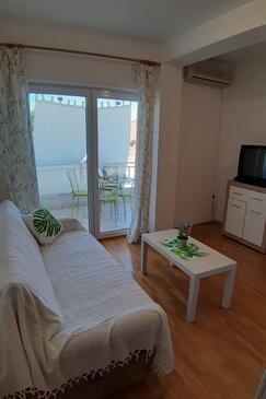 Living room Podgora, Living room in the studio-apartment, dostupna klima i WIFI.