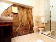 Badezimmer 2 Brela, Badezimmer 2 in folgender Unterkunftsart house, Haustiere erlaubt und WiFi.