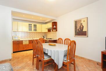 Dining room Brela, Dining room in the apartment, dopusteni kucni ljubimci i WIFI.
