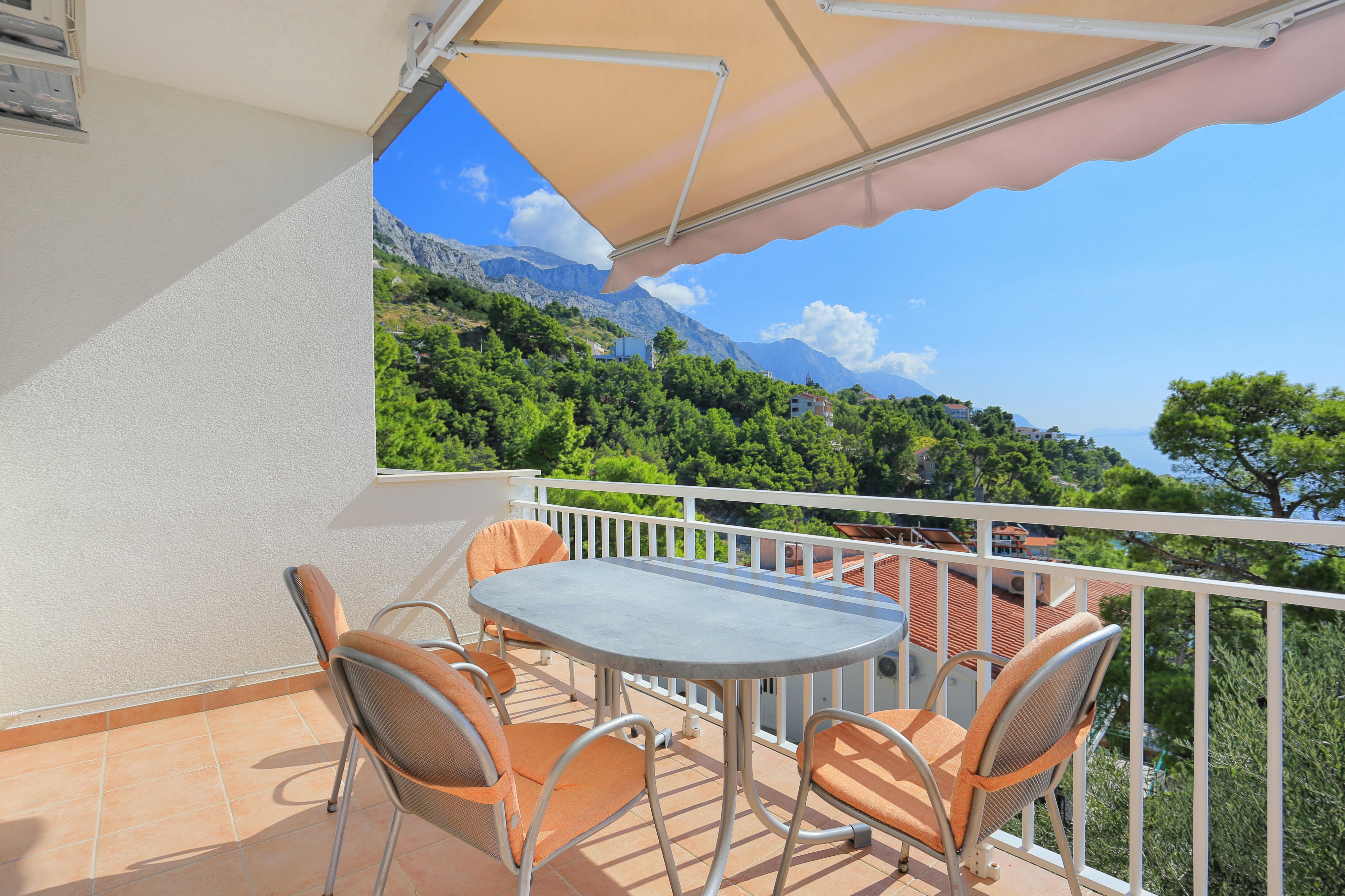 Two bedroom apartment with terrace and sea view Brela, Makarska  A-d