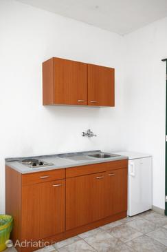 Kitchen Brela, Kitchen in the studio-apartment, dopusteni kucni ljubimci i WIFI.