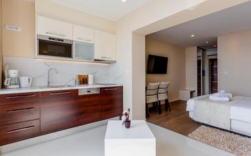 Kitchen Brela, Kitchen in the studio-apartment, dopusteni kucni ljubimci i WIFI.