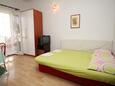 Makarska, Sala de estar in the apartment, air condition available y WiFi.