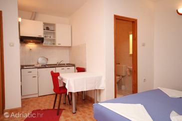 Dining room Makarska, Dining room in the studio-apartment, dopusteni kucni ljubimci.