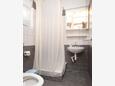 Salle de bain Makarska, Salle de bain dans l’hébergement en type studio-apartment, animaux acceptés et WiFi.