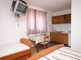 Sufragerie Makarska, Sufragerie în unitate de cazare tip studio-apartment, aer condiționat disponibil, animale de companie sunt acceptate şi WiFi.
