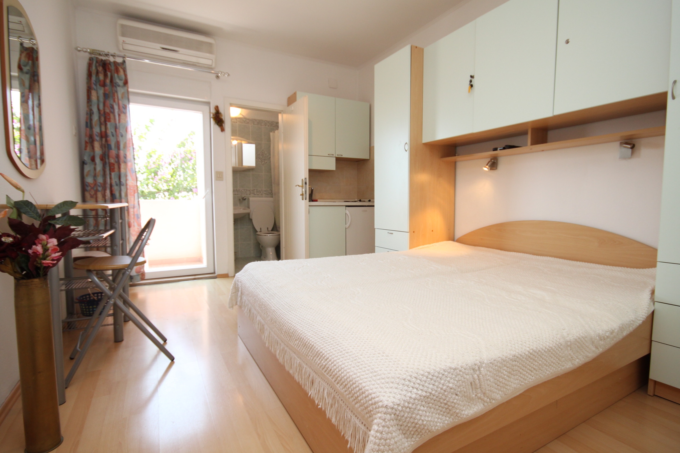 Studio flat with balcony and sea view Makarska (AS-6693-b)