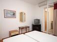 Makarska, Bedroom in the studio-apartment, air condition available, (pet friendly) and WiFi.