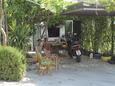 Makarska, Makarska, Courtyard 6693 - Apartments with pebble beach.