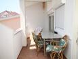 Makarska, Gezamenlijk terras in the studio-apartment, with a sea view en WiFi.