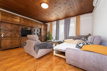 Tučepi, Woonkamer in the apartment, air condition available, (pet friendly) en WiFi.