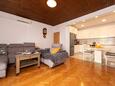 Tučepi, Living room in the apartment, air condition available, (pet friendly) and WiFi.
