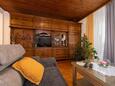 Tučepi, Living room in the apartment, air condition available, (pet friendly) and WiFi.