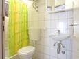 Tučepi, Bathroom in the studio-apartment, (pet friendly) and WiFi.