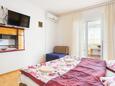 Tučepi, Bedroom in the studio-apartment, air condition available, (pet friendly) and WiFi.