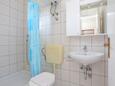 Tučepi, Bathroom in the studio-apartment, (pet friendly) and WiFi.