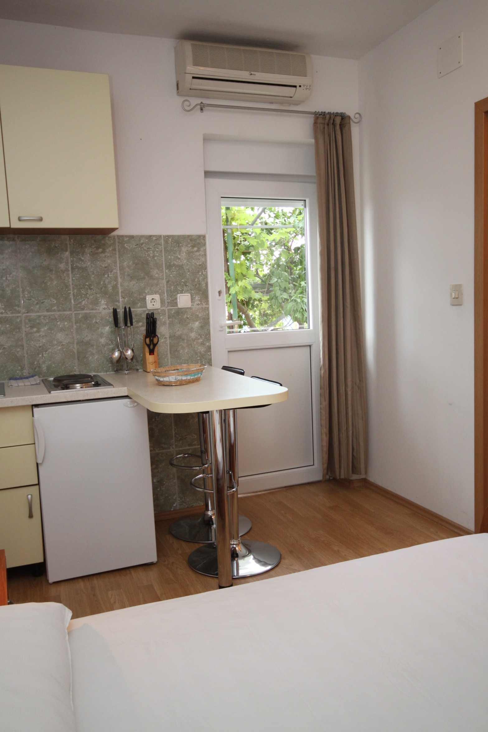 Studio flat with terrace Makarska (AS-6696-b)