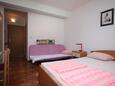 Spavaća soba Živogošće - Porat, Spavaća soba u smještaju tipa studio-apartment, dostupna klima i WiFi.