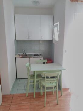 Drvenik Donja vala, Comedor in the studio-apartment, air condition available y WiFi.