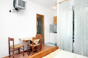 Drvenik Donja vala, Comedor in the studio-apartment, air condition available y WiFi.