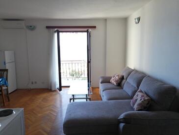 Podgora, Sala de estar in the apartment, air condition available, (pet friendly) y WiFi.