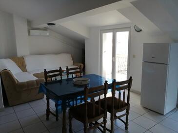 Podgora, Salon dans l’hébergement en type apartment, climatisation disponible, animaux acceptés et WiFi.